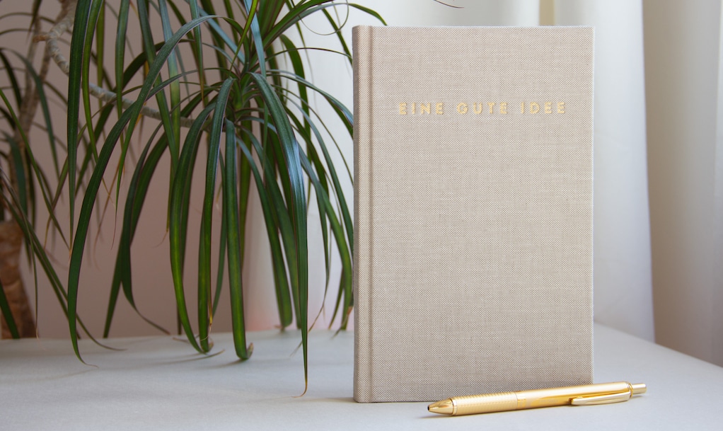 Eine gute Idee ist ein nachhaltig produziertes Notizbuch mit viel Platz für Ideen und Impulse.